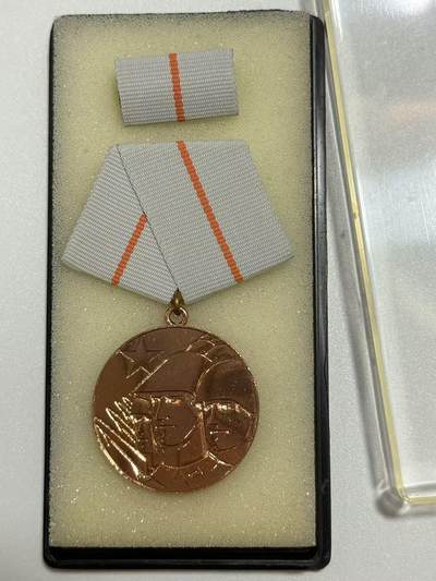韵星假日精品2025秋季军品类拍卖会-- Rimey Holidays Boutique 2025 Autumn Militaria Sale - 民主德国铜级巩固战斗友谊奖章带盒略 授予参与国际军事行动的军人和准军事组织成员