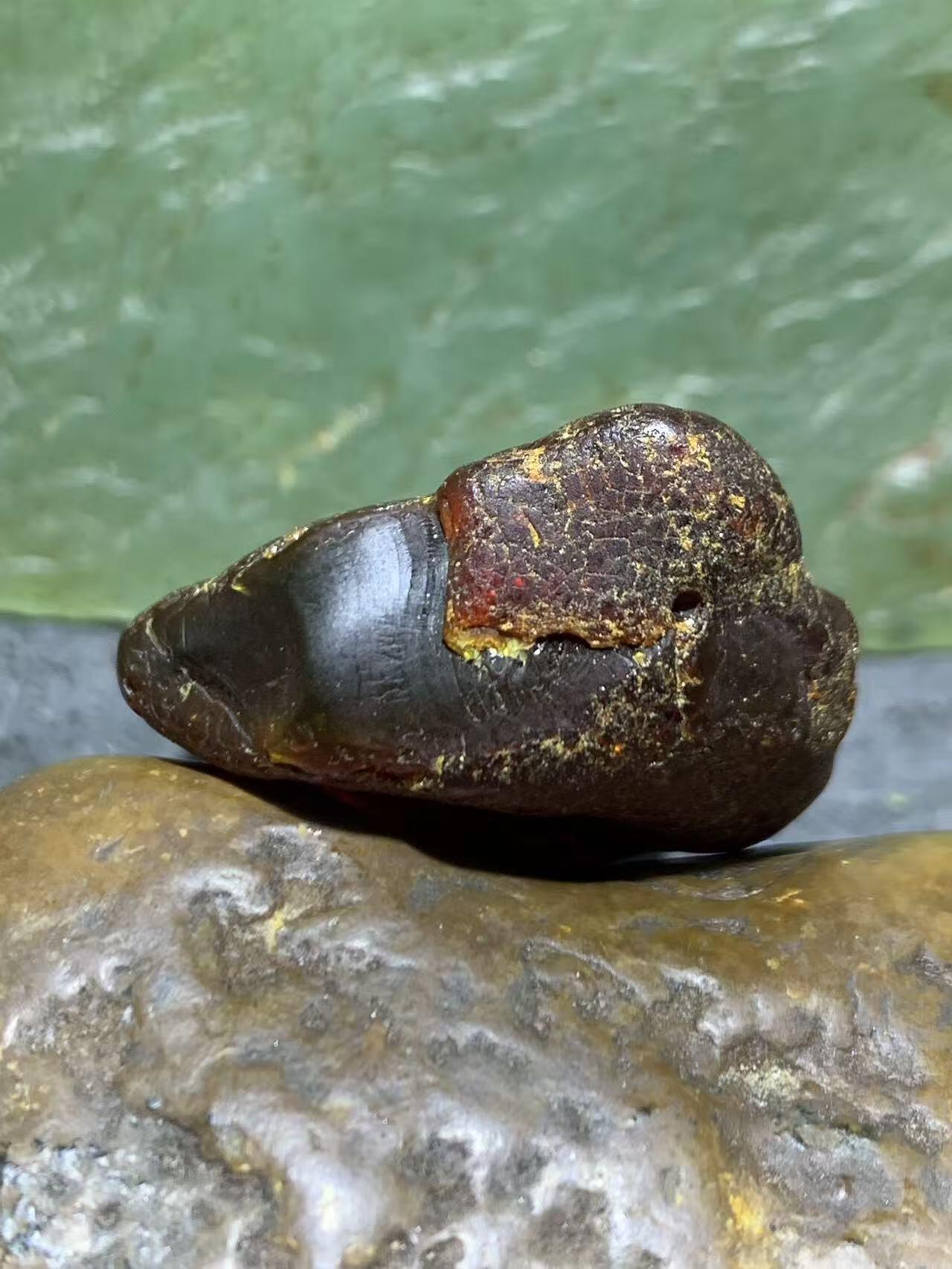 乌克兰原皮蜜蜡原石一块，