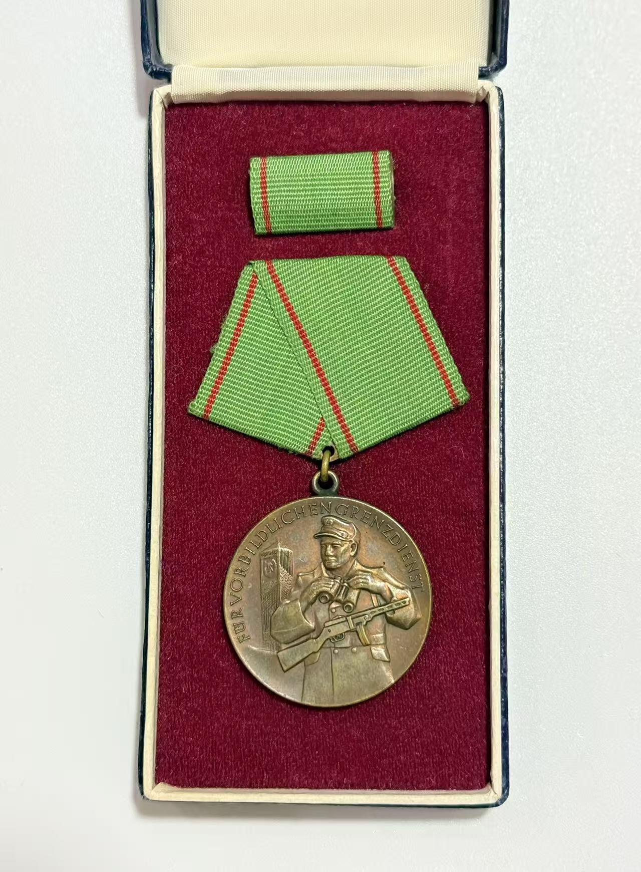 韵星假日精品2025秋季军品类拍卖会-- Rimey Holidays Boutique 2025 Autumn Militaria Sale 民主德国人民警察边防服务模范奖章（1956版）带盒略  早期绒布盒提手挂版本