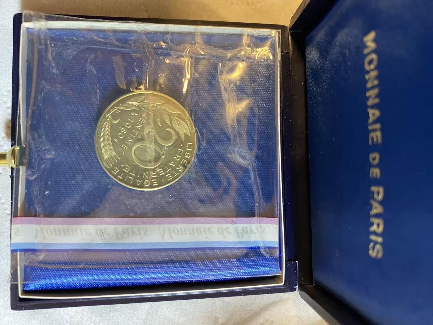 ❤️【币观天下】❤️ 第329期钱币拍卖- 2025.10.31周五晚上6点半场-长期征集拍品 1980年法国20生丁加厚铜镍币原厂带盒子 稀少