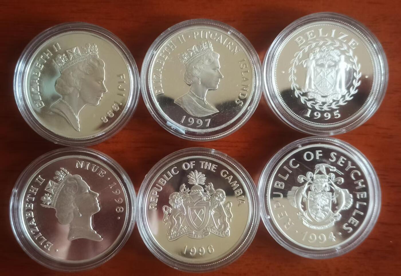 ❤️【币观天下】❤️ 第329期钱币拍卖- 2025.10.31周五晚上6点半场-长期征集拍品 1994--1999英联邦皇太后生平系列，展现了皇太后生平中重大历史时刻，皇太后幼年生活、与乔六婚姻瞬间、三王之年等。全是28.28克的大银币蓝色托盘仅供展示