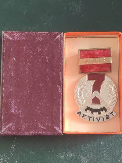 荷兰第127期勋赏拍卖 - 民主德国七年计划劳动模范奖章 带原盒