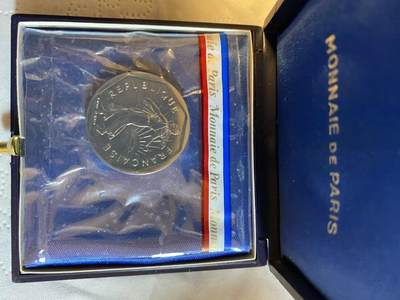 ❤️【币观天下】❤️ 第329期钱币拍卖- 2025.10.31周五晚上6点半场-长期征集拍品 - 1980年法国播撒女神2法郎加厚镍币带盒子 稀少