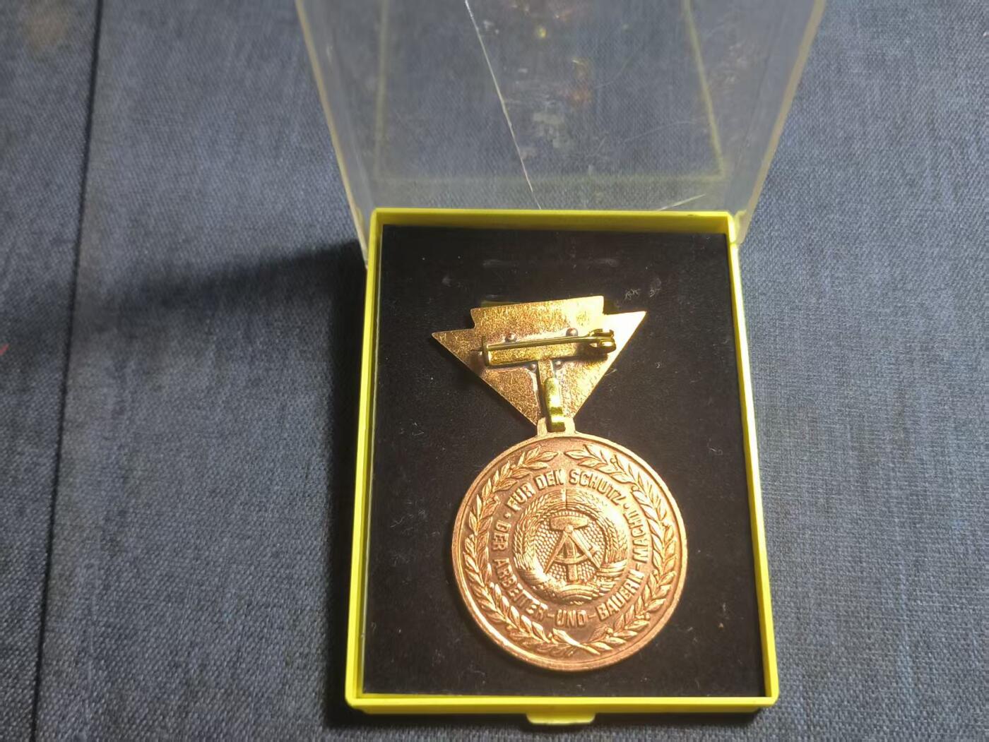 罗岚⭐爱藏⭐精品专拍第七场-分享拍场赚佣（周六有群拍，详细看简介） 民主德国人民军铜级预备役军官奖章带盒 早期凸版