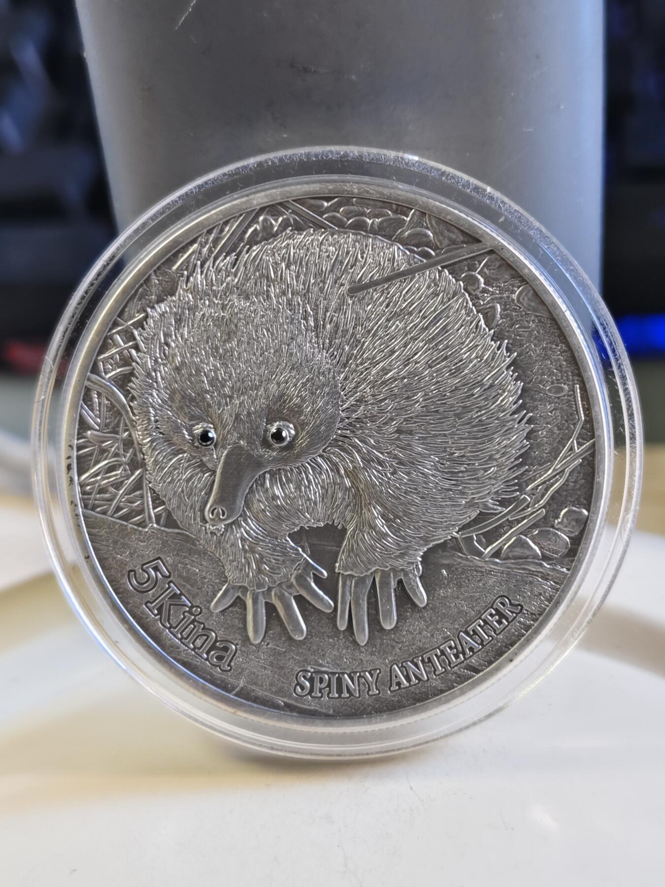 第180期拍卖【长期征集拍品】【北京币展专场】 镶嵌真钻石（有钻石证书）1盎司原厂盒证巴布亚新几内亚2012年多刺食蚁兽仿古银币999银31.1克直径38.61毫米发行量仅1000枚