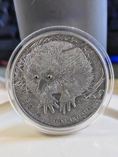 第180期拍卖【长期征集拍品】【北京币展专场】 - 镶嵌真钻石（有钻石证书）1盎司原厂盒证巴布亚新几内亚2012年多刺食蚁兽仿古银币999银31.1克直径38.61毫米发行量仅1000枚