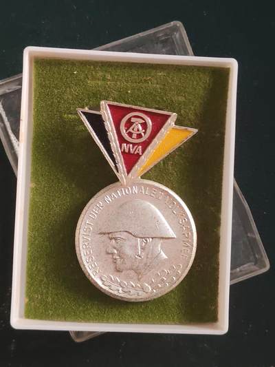 荷兰第127期勋赏拍卖 - 民主德国银级预备役服役奖章 带原盒