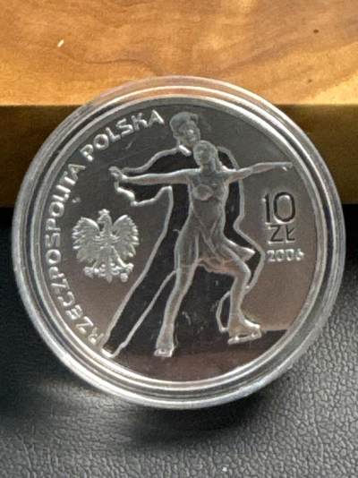 ❤️【币观天下】❤️ 第329期钱币拍卖- 2025.10.31周五晚上6点半场-长期征集拍品 - 原厂塑料圆盒（出厂无其他包装和证书）波兰2006年意大利都灵第20届冬季奥林匹克运动会精制纪念银币925银/重14.14克/直径32毫米