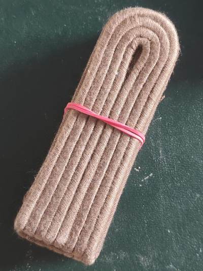 荷兰第127期勋赏拍卖 - 民主德国尉官肩章一捆