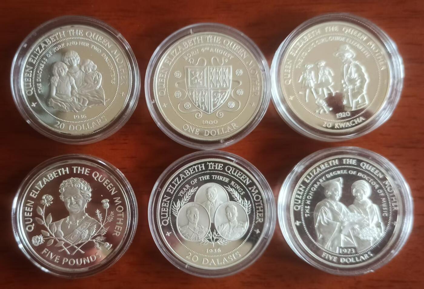 ❤️【币观天下】❤️ 第329期钱币拍卖- 2025.10.31周五晚上6点半场-长期征集拍品 1994--1999英联邦皇太后生平系列，展现了皇太后生平中重大历史时刻，皇太后幼年生活、与乔六婚姻瞬间、三王之年等。全是28.28克的大银币蓝色托盘仅供展示