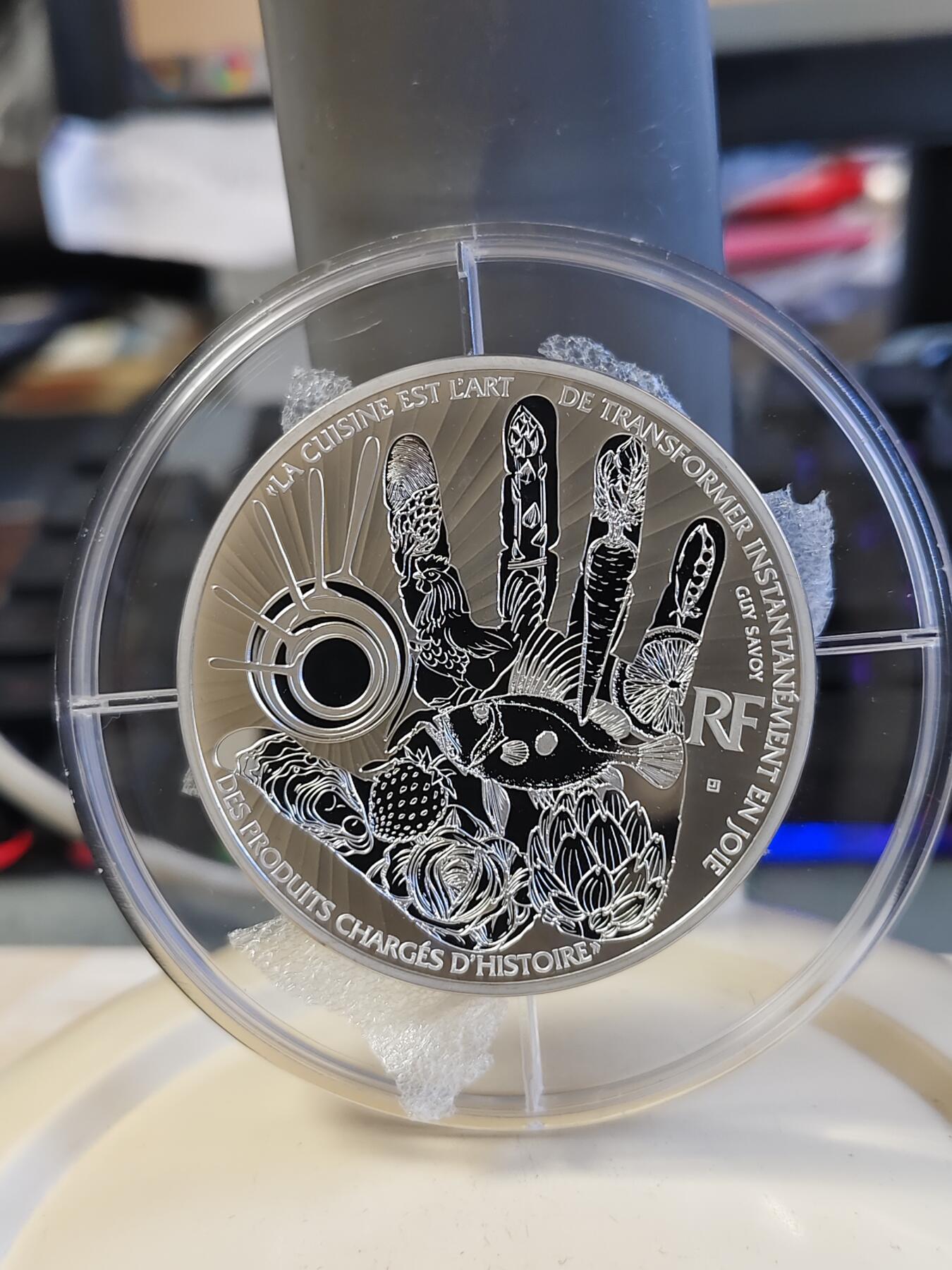 第180期拍卖【长期征集拍品】【北京币展专场】 获奖法国2017年米其林季萨瓦餐厅的鸡蛋5盎司银币，950银，发行500枚