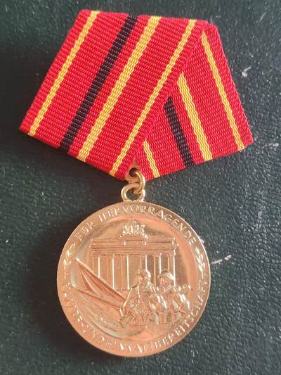 荷兰第127期勋赏拍卖 - 民主德国金级工战队功绩奖章