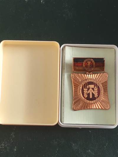 荷兰第127期勋赏拍卖 - 民主德国集体劳动荣誉奖章 带原盒