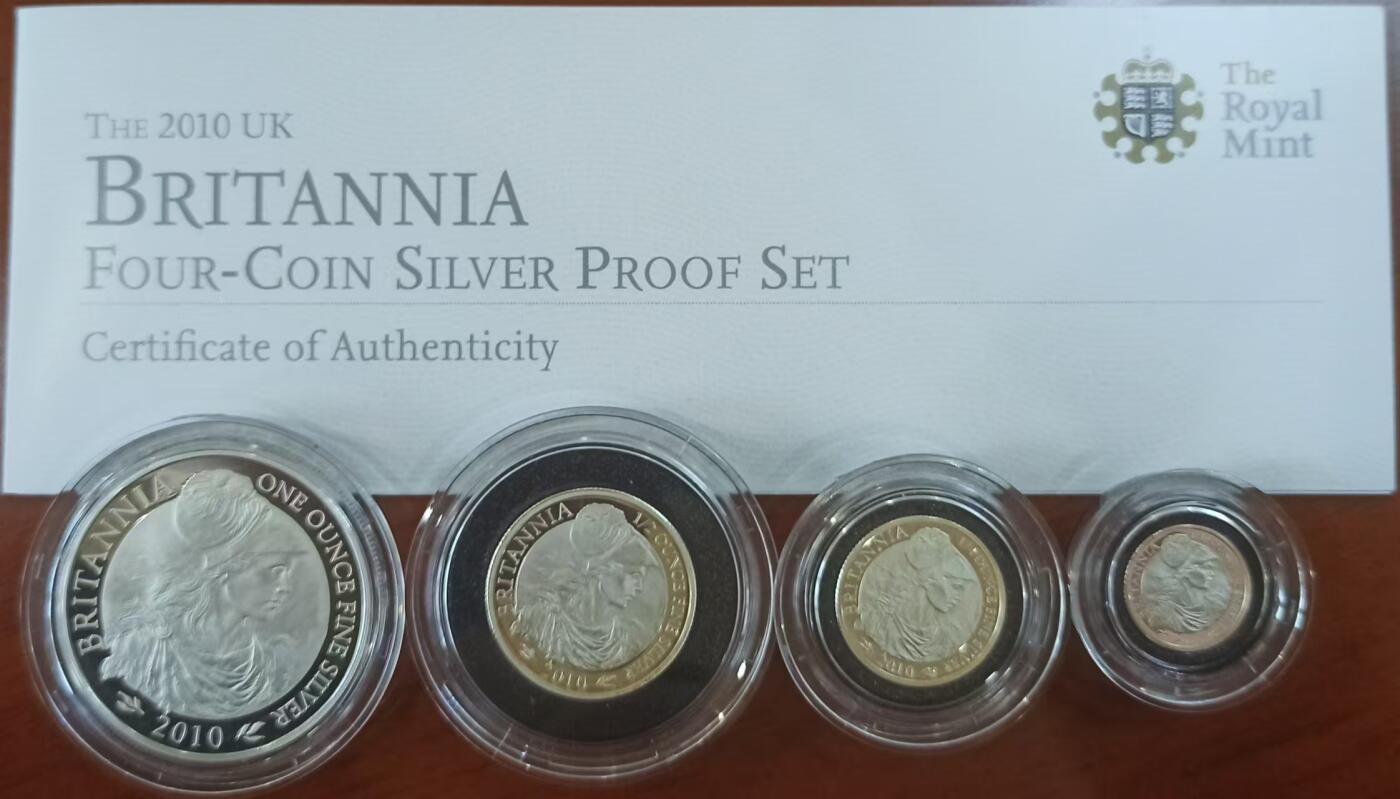 ❤️【币观天下】❤️ 第329期钱币拍卖- 2025.10.31周五晚上6点半场-长期征集拍品 英国2010年不列颠女神系列银币 英国自1997年开始发行不列颠女神系列盒装银币，规格统一，四枚一套自成系列。成色.958银，四枚的重量为32.454克、16.227克、8.114克、3.246克，即一盎司、半盎司、1/4盎司和1/10盎司。面值则为两镑、一镑、五十便士和二十便士。此套为该系列的第九套。图案再次采用女神头戴自由帽的头像，不过比起上一套更加写实，如果上一套是写意，这套就是工笔。能在仅