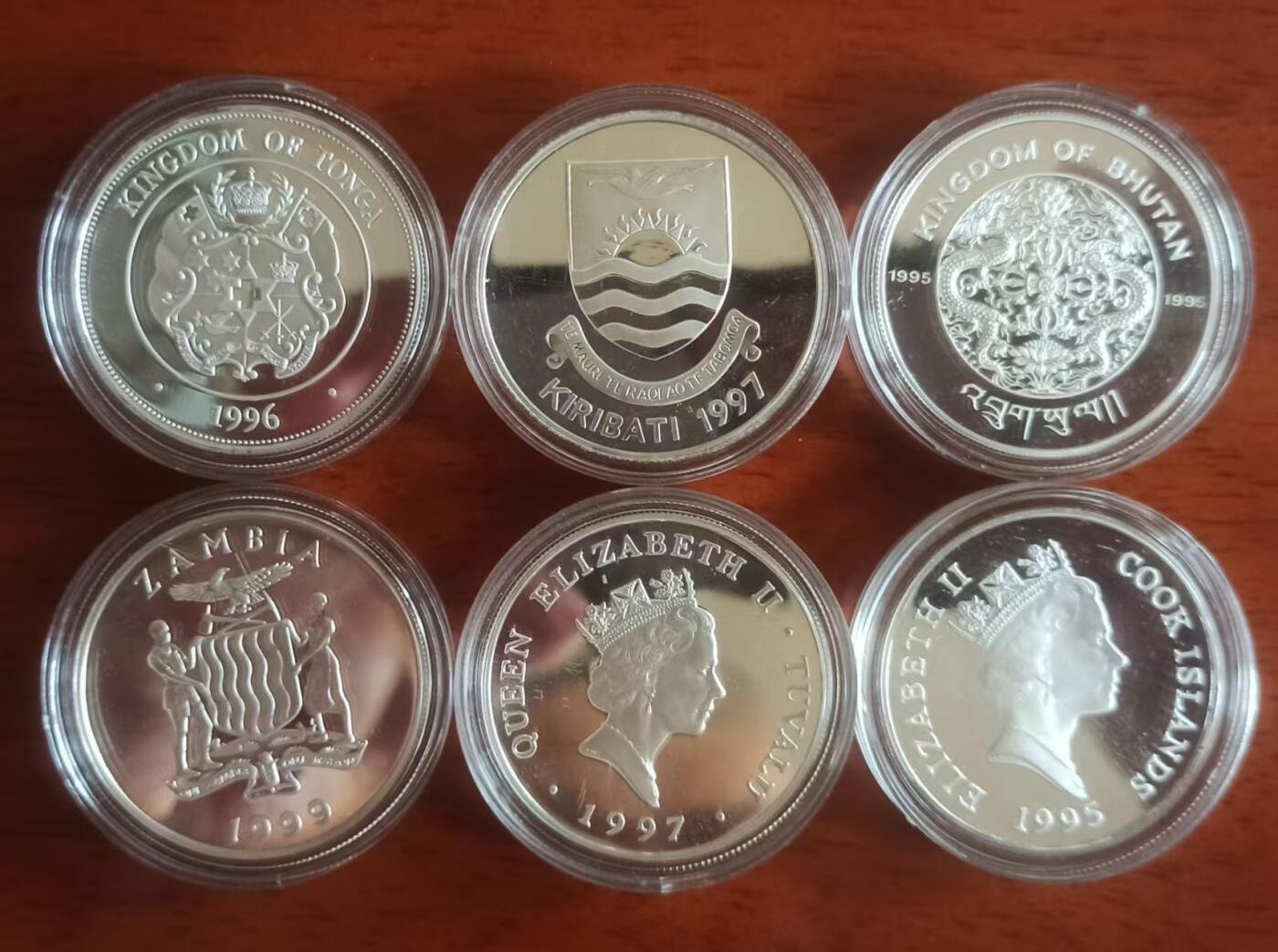 ❤️【币观天下】❤️ 第329期钱币拍卖- 2025.10.31周五晚上6点半场-长期征集拍品 1994--1999英联邦皇太后生平系列，展现了皇太后生平中重大历史时刻，皇太后幼年生活、生活过的城堡、迎接皇室新成员等。全是28.28克的大银币蓝色托盘仅供展示