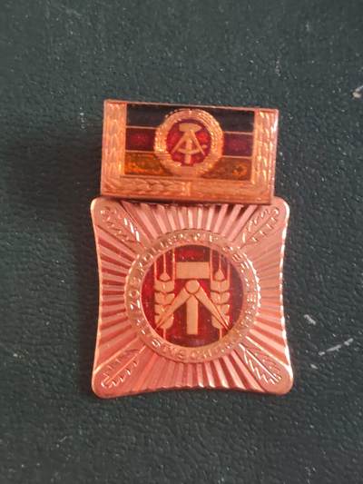 荷兰第127期勋赏拍卖 - 民主德国集体劳动荣誉奖章五次获得