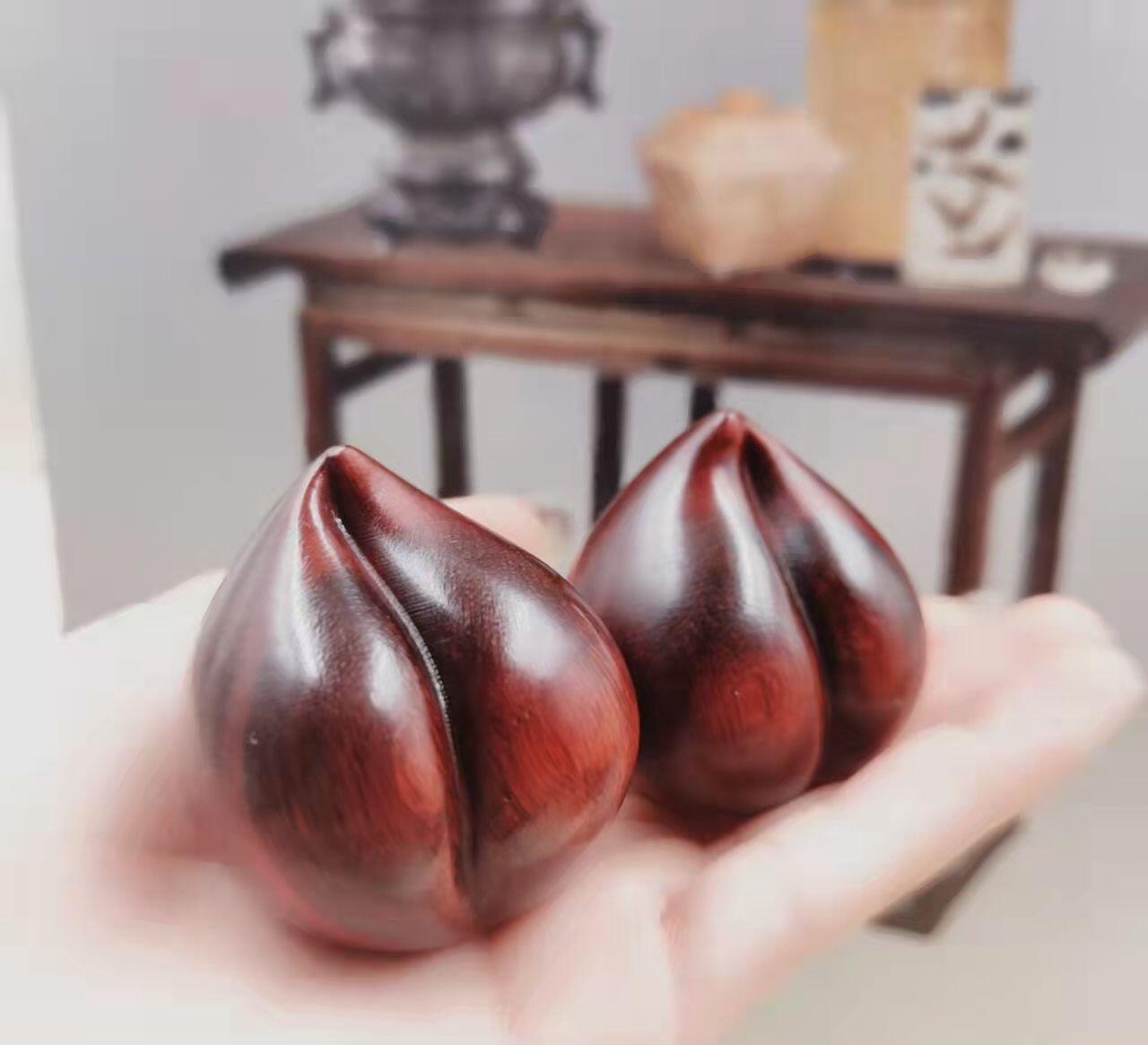 听雨轩（12） 红酸枝木寿桃手球一对  直径4厘米 实木原木原色