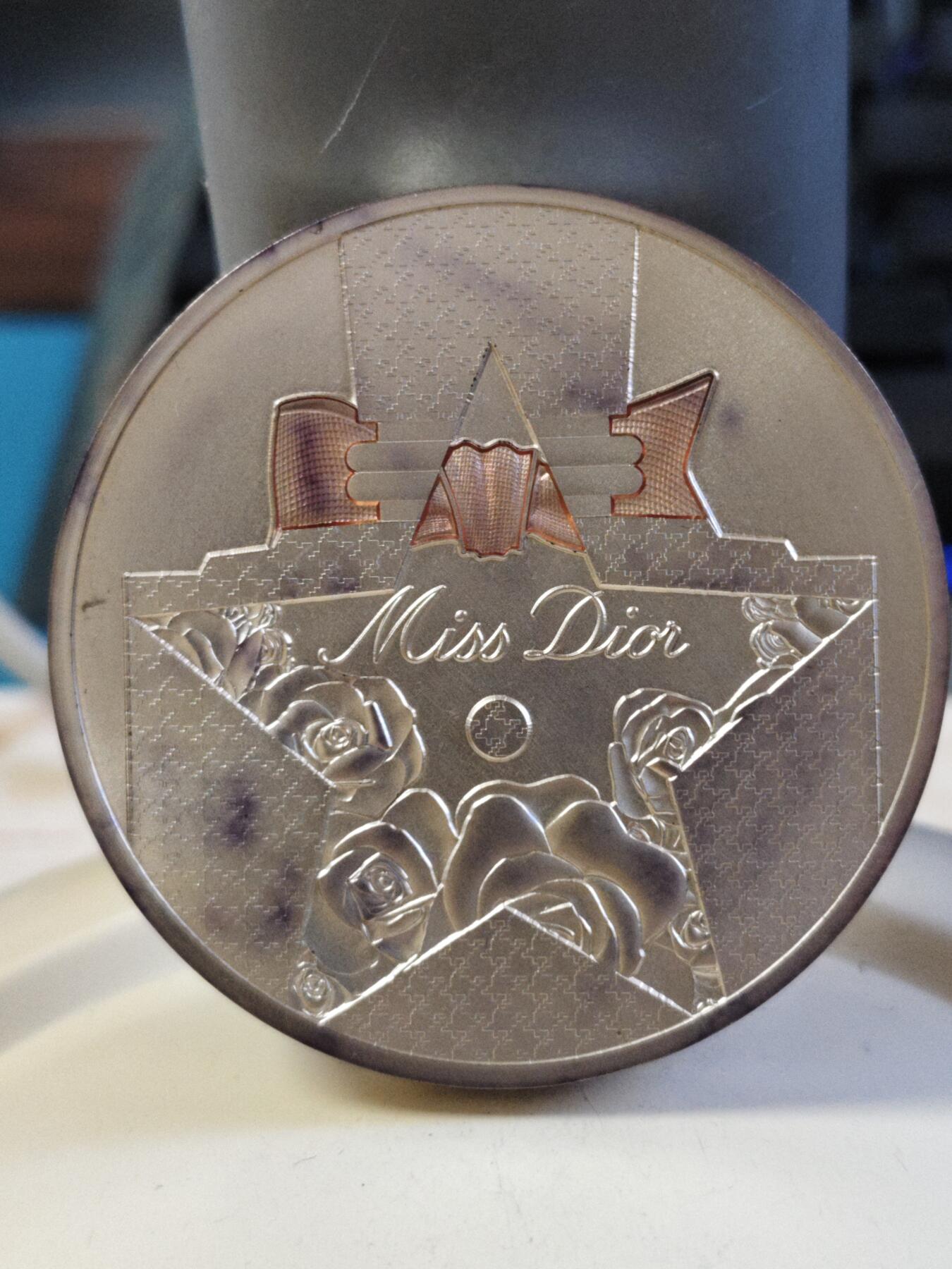 第180期拍卖【长期征集拍品】【北京币展专场】 法国2021年法兰西瑰宝系列迪奥105克镀金纪念银章，950银，发行888枚，有氧化