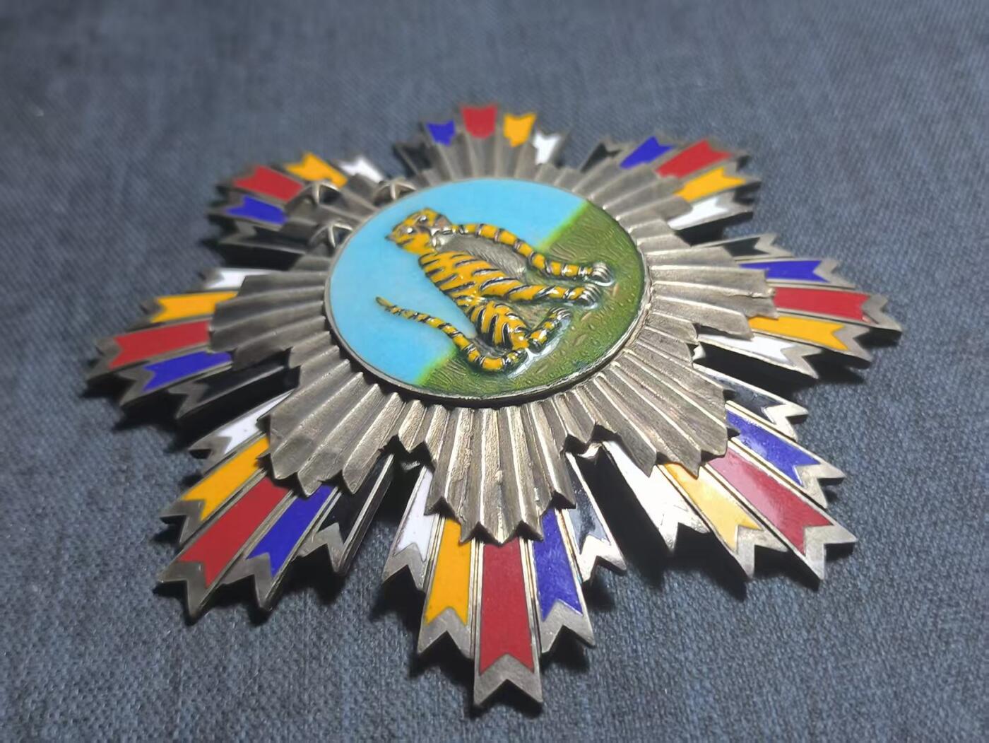 罗岚⭐爱藏⭐精品专拍第七场-分享拍场赚佣（周六有群拍，详细看简介） 中華民國文虎勛章（大綬章） 銀色琺瑯質（復刻品）