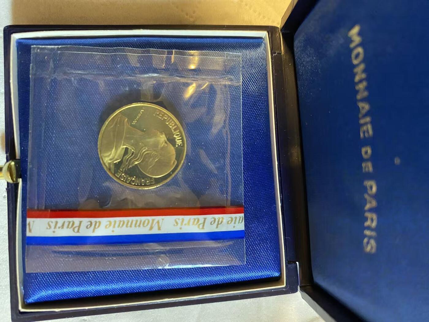 ❤️【币观天下】❤️ 第329期钱币拍卖- 2025.10.31周五晚上6点半场-长期征集拍品 1980年法国10生丁加厚铜镍币原厂带盒子 稀少