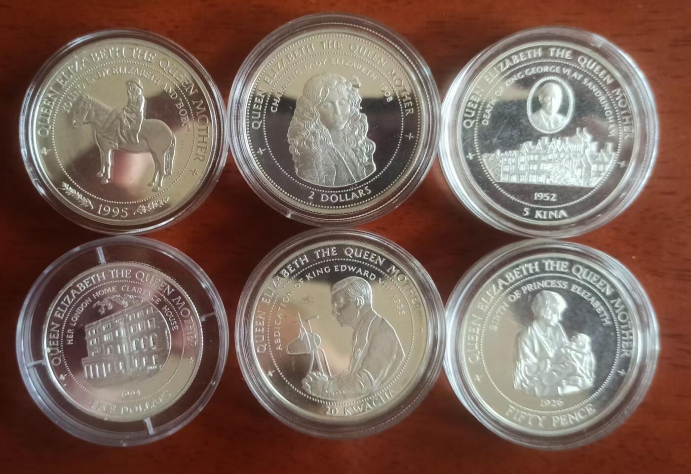 ❤️【币观天下】❤️ 第329期钱币拍卖- 2025.10.31周五晚上6点半场-长期征集拍品 1994--1999英联邦皇太后生平系列，展现了皇太后生平中重大历史时刻，皇太后幼年生活、爱八退位、乔六逝世、女王加冕、英联邦成立等 除斐济为20克外其余都是28.28克的大银币，蓝色托盘仅供展示