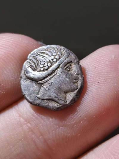 星盘世界钱币十一月五日古典币专场 - 精品古希腊水泽仙女头像战船银币 公元前3-前2世纪西斯底亚城 发行。 面值4奥波，这一枚双面打制清晰居中，非常不错的一枚精品