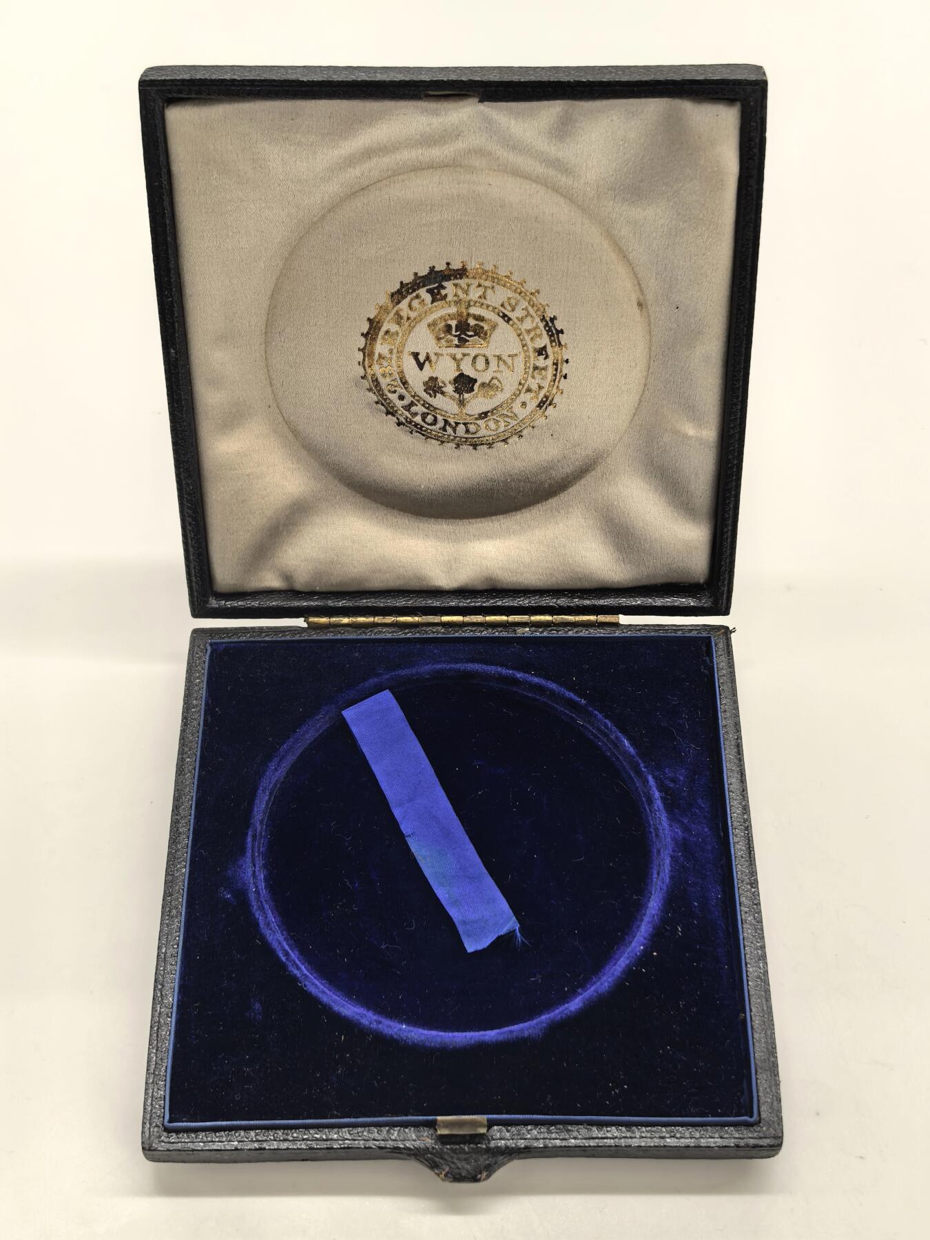 博洋堂“物美丰成”11月精品专场暨第145期（全场包邮） NGC MS63 英国1882年奥尔巴尼公爵和海伦妮公主大婚银章，直径64mm，罕见品种，高浮雕立体生动，状态一流，附原盒