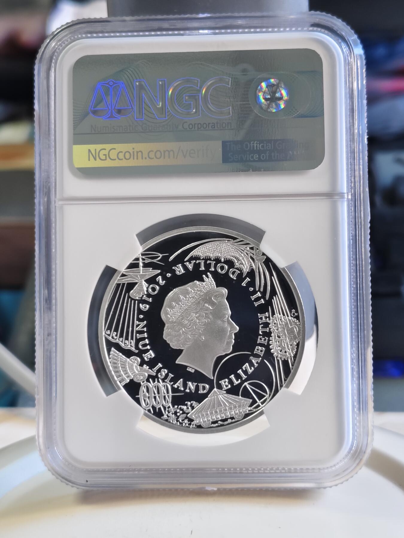第180期拍卖【长期征集拍品】【北京币展专场】 1盎司NGC70首期蓝标纽埃2019年达芬奇科学发明系列1螺旋飞行器精制银币999银31.1克直径37毫米发行量仅1000枚