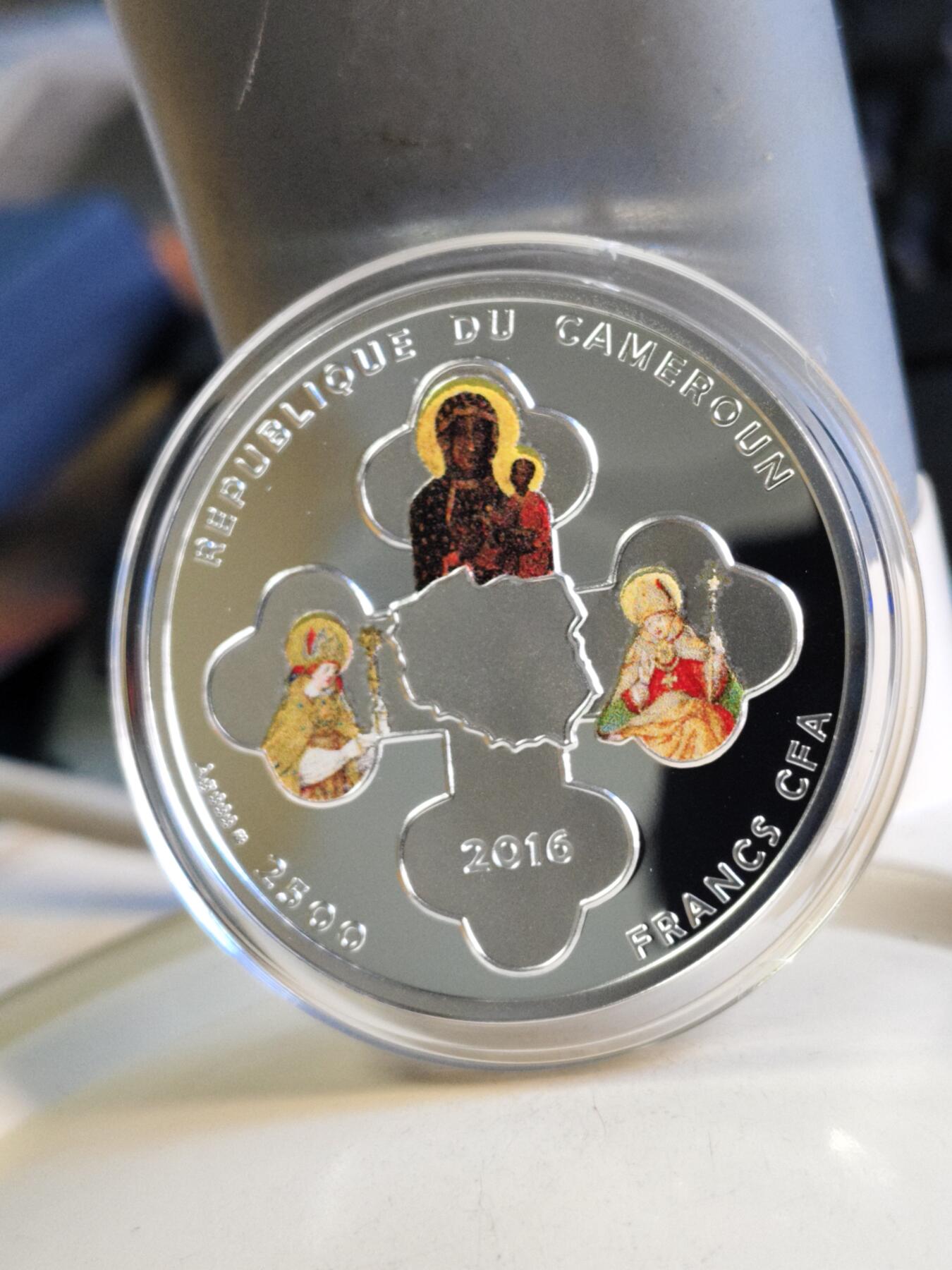 第180期拍卖【长期征集拍品】【北京币展专场】 2016年喀麦隆2500法郎彩色哑光银币 教皇系列-波兰世界青年日 17.5克999银 发行量：966枚 带证非原盒