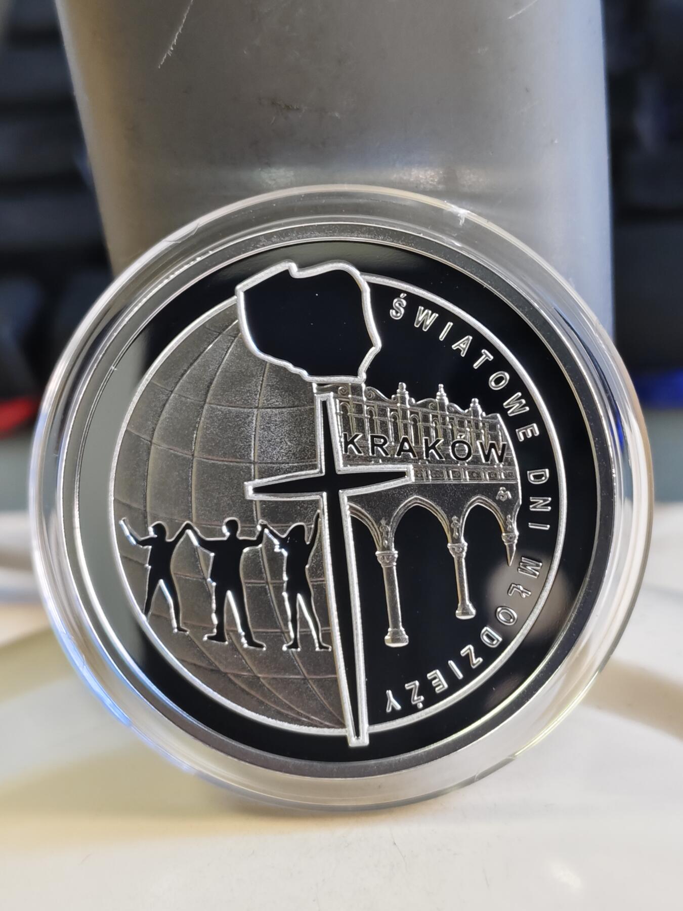 第180期拍卖【长期征集拍品】【北京币展专场】 2016年喀麦隆2500法郎彩色哑光银币 教皇系列-波兰世界青年日 17.5克999银 发行量：966枚 带证非原盒