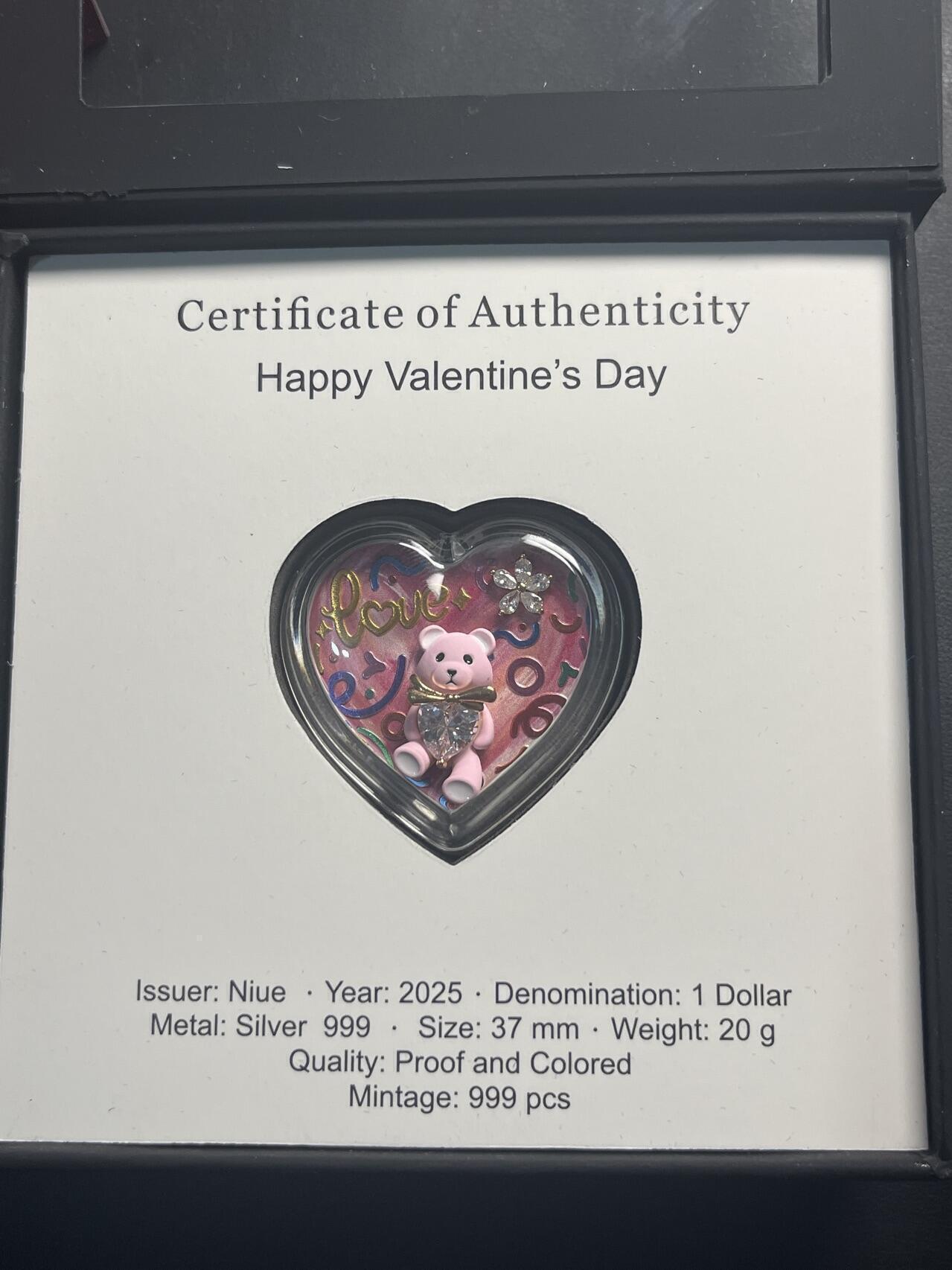 ❤️【币观天下】❤️ 第329期钱币拍卖- 2025.10.31周五晚上6点半场-长期征集拍品 原厂盒证纽埃2025年快乐情人节镶嵌小熊和水晶彩色心形精制银币999银20克直径37毫米发行量999枚