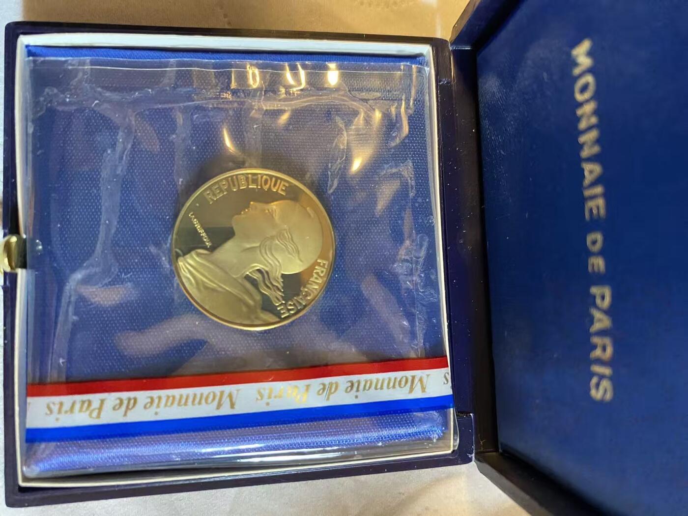 ❤️【币观天下】❤️ 第329期钱币拍卖- 2025.10.31周五晚上6点半场-长期征集拍品 1980年法国20生丁加厚铜镍币原厂带盒子 稀少