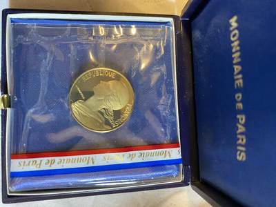 ❤️【币观天下】❤️ 第329期钱币拍卖- 2025.10.31周五晚上6点半场-长期征集拍品 - 1980年法国20生丁加厚铜镍币原厂带盒子 稀少