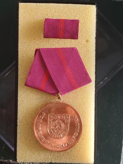 荷兰第127期勋赏拍卖 - 民主德国铜级民防忠诚服务奖章 带原盒略