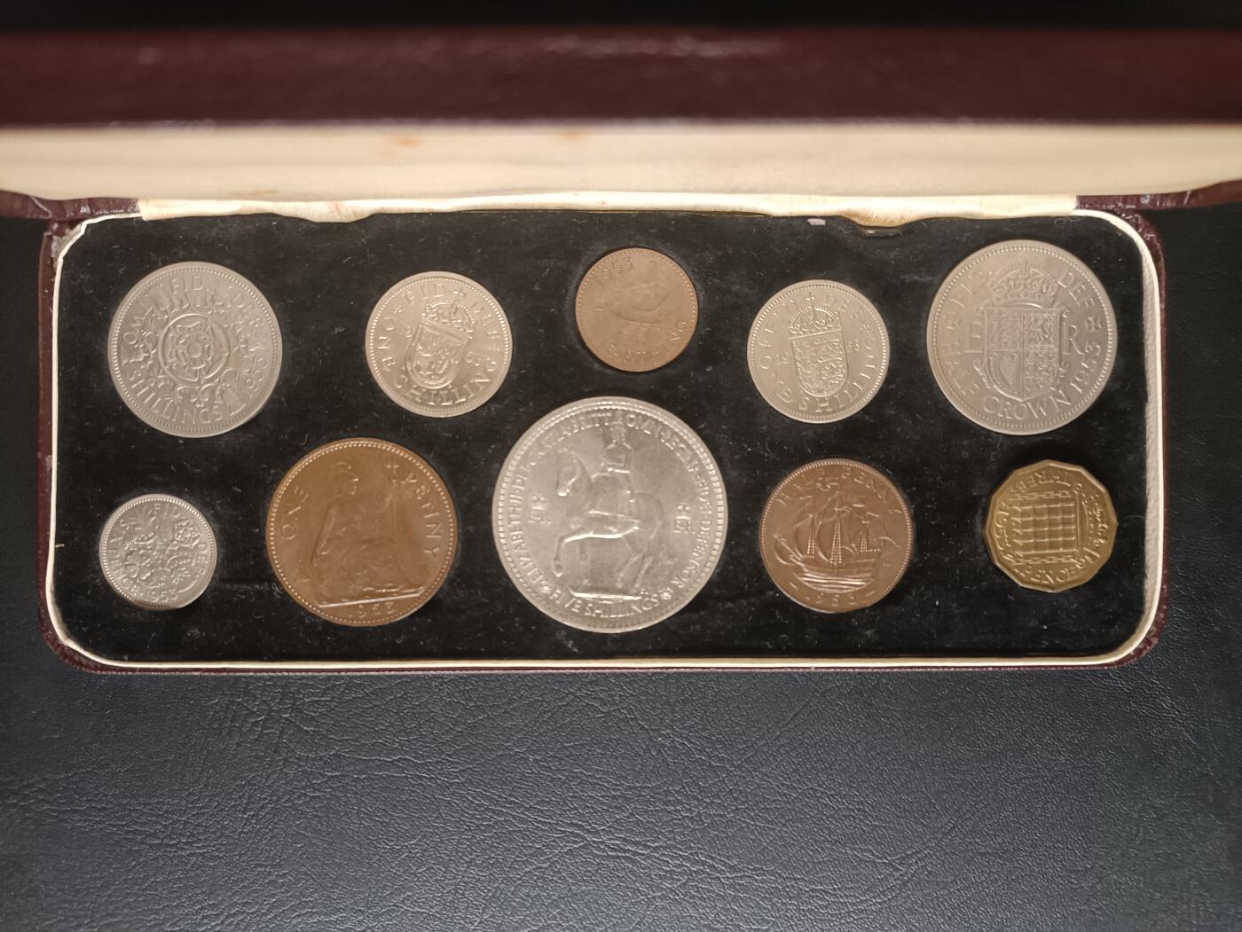 2025十一月第一期，总199期 英国1953年女王头像新硬币套装，含一枚5镑白铜质纪念币，未流通有氧化痕迹