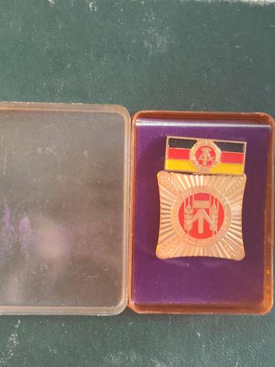 荷兰第127期勋赏拍卖 - 民主德国集体劳动荣誉奖章 带原盒