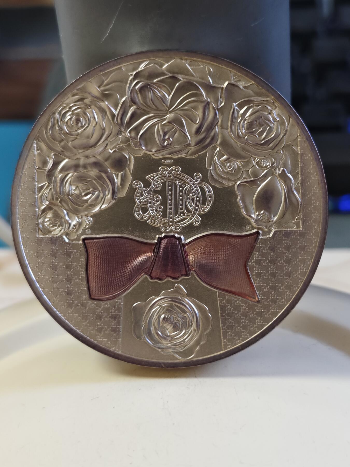 第180期拍卖【长期征集拍品】【北京币展专场】 法国2021年法兰西瑰宝系列迪奥105克镀金纪念银章，950银，发行888枚，有氧化