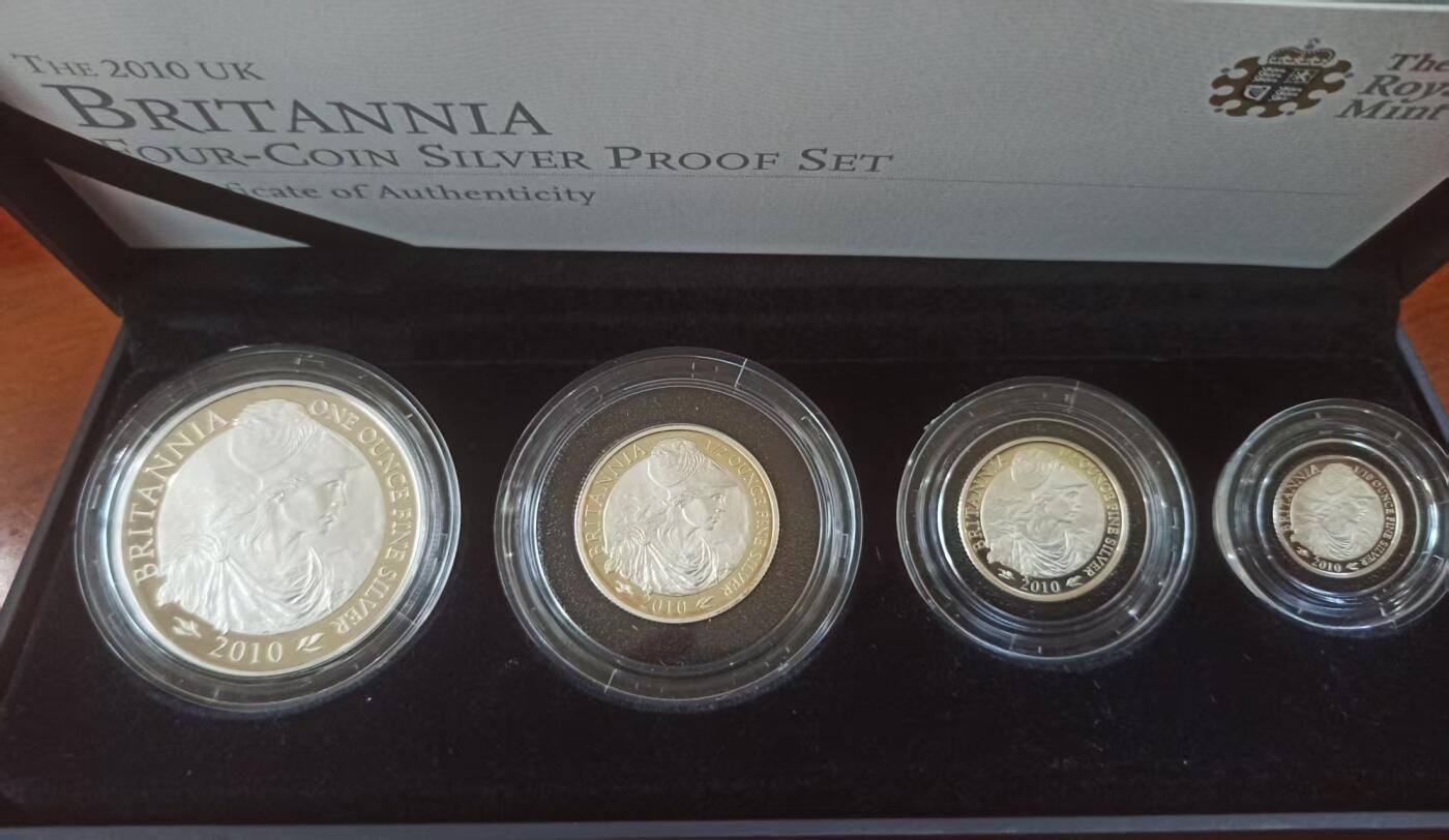 ❤️【币观天下】❤️ 第329期钱币拍卖- 2025.10.31周五晚上6点半场-长期征集拍品 英国2010年不列颠女神系列银币 英国自1997年开始发行不列颠女神系列盒装银币，规格统一，四枚一套自成系列。成色.958银，四枚的重量为32.454克、16.227克、8.114克、3.246克，即一盎司、半盎司、1/4盎司和1/10盎司。面值则为两镑、一镑、五十便士和二十便士。此套为该系列的第九套。图案再次采用女神头戴自由帽的头像，不过比起上一套更加写实，如果上一套是写意，这套就是工笔。能在仅