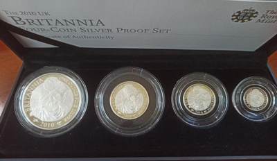 ❤️【币观天下】❤️ 第329期钱币拍卖- 2025.10.31周五晚上6点半场-长期征集拍品 - 英国2010年不列颠女神系列银币 英国自1997年开始发行不列颠女神系列盒装银币，规格统一，四枚一套自成系列。成色.958银，四枚的重量为32.454克、16.227克、8.114克、3.246克，即一盎司、半盎司、1/4盎司和1/10盎司。面值则为两镑、一镑、五十便士和二十便士。此套为该系列的第九套。图案再次采用女神头戴自由帽的头像，不过比起上一套更加写实，如果上一套是写意，这套就是工笔。能在仅