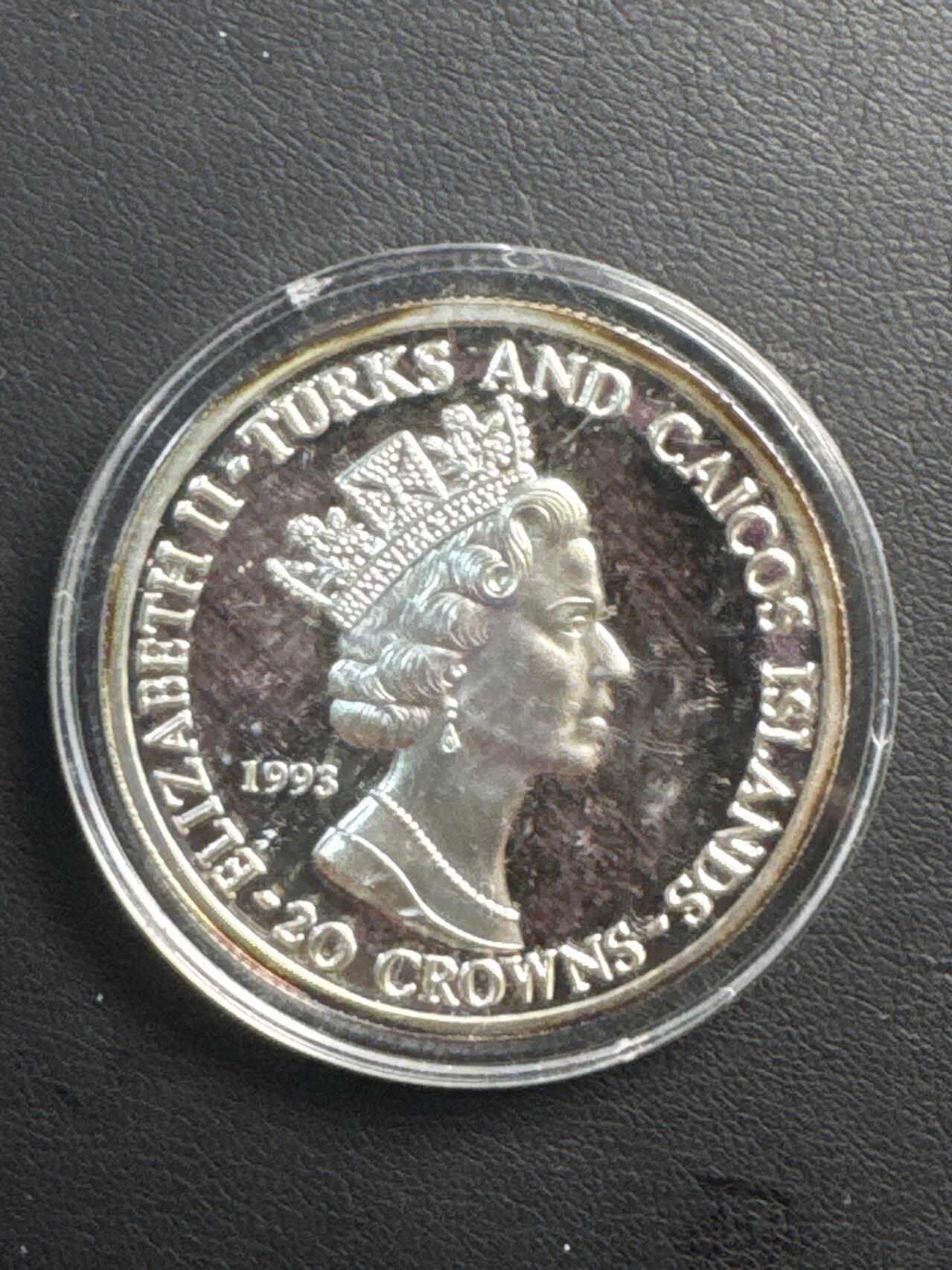 ❤️【币观天下】❤️ 第329期钱币拍卖- 2025.10.31周五晚上6点半场-长期征集拍品 1993年特克斯和考克斯纪念女王登基50周年大银币 (重31.08克，直径39mm)