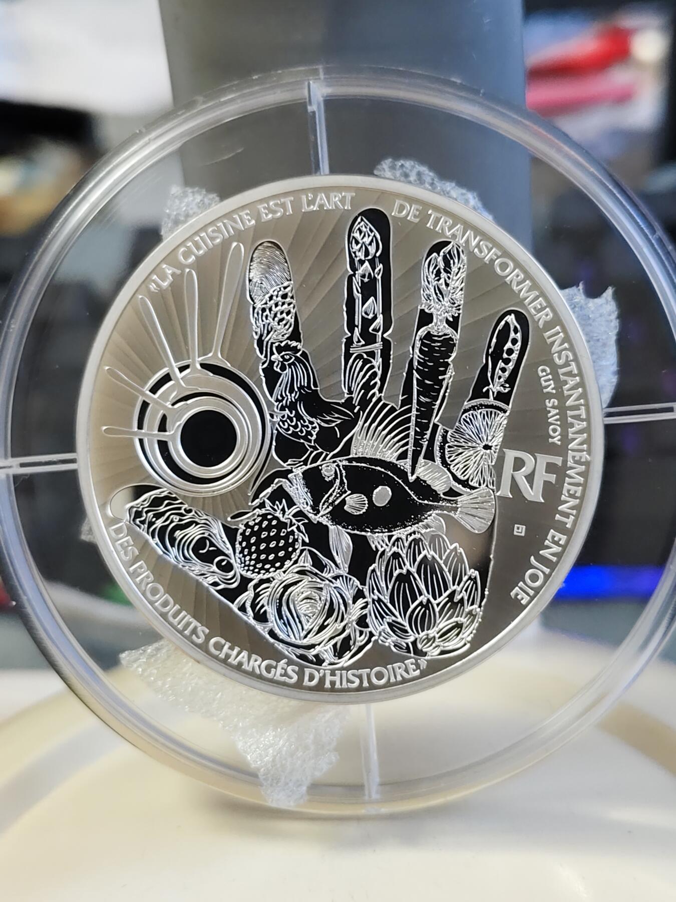 第180期拍卖【长期征集拍品】【北京币展专场】 获奖法国2017年米其林季萨瓦餐厅的鸡蛋5盎司银币，950银，发行500枚