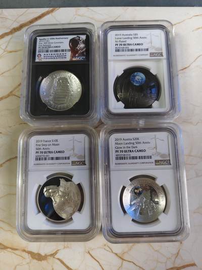 第180期拍卖【长期征集拍品】【北京币展专场】 - 4枚登月银币-美国2019年发行阿波罗11号登月50周年精制纪念银币（克劳斯2021年世界硬币大赛最佳时事币），法国2019年发行人类登月50周年彩色树脂双面镶嵌精制纪念银币带证书，奥地利2019年发行人类登月50周年夜光荧映精制纪念银币-盒证齐全。澳大利亚2019年发行阿波罗登月50周年彩色弧形镀镍纪念银币盒证齐全
