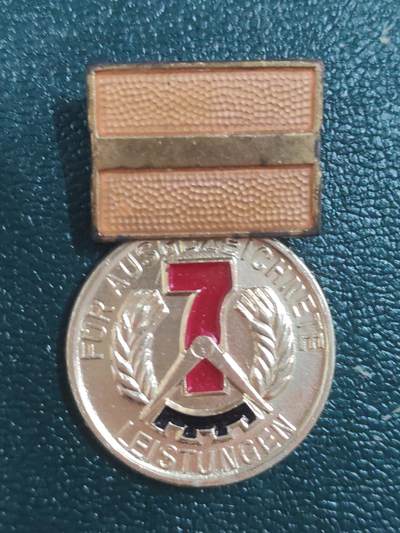 荷兰第127期勋赏拍卖 - 民主德国七年计划劳动模范奖章