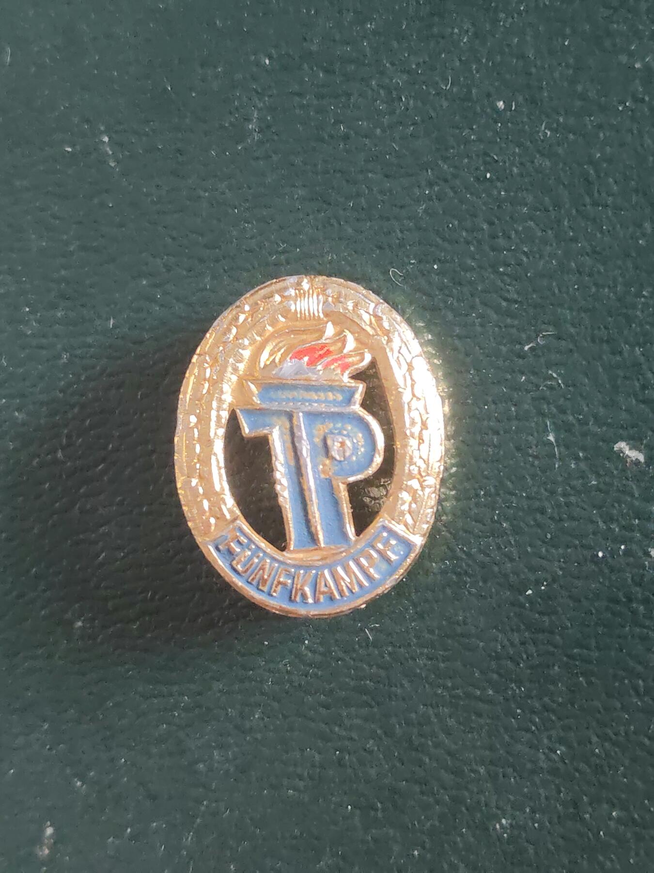 荷兰第127期勋赏拍卖 民主德国台尔曼青年团证章