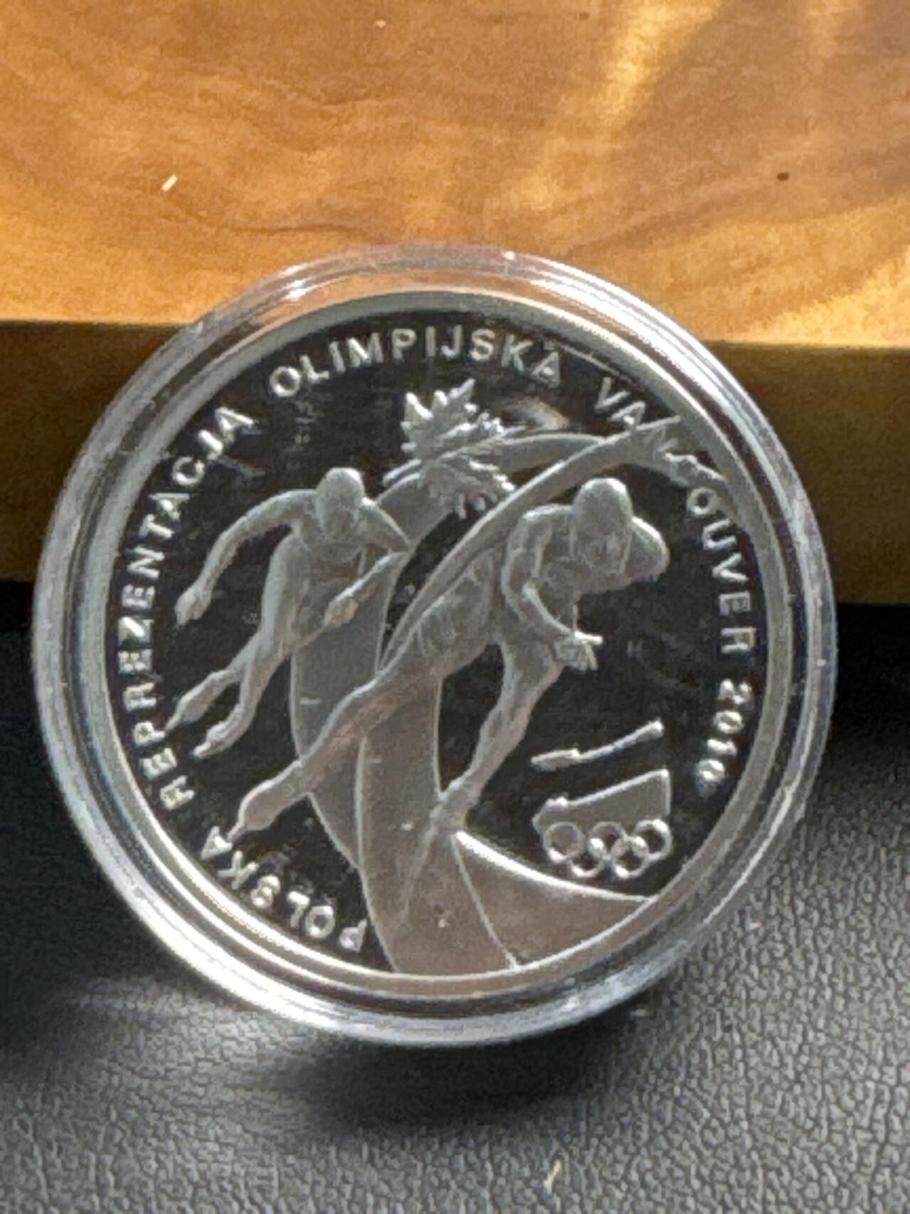 ❤️【币观天下】❤️ 第329期钱币拍卖- 2025.10.31周五晚上6点半场-长期征集拍品 原厂塑料圆盒（出厂无其他包装和证书）波兰2010年加拿大温哥华第21届冬季奥林匹克运动会波兰代表队精制纪念银币925银/重14.14克/直径32毫米