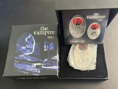 ❤️【币观天下】❤️ 第329期钱币拍卖- 2025.10.31周五晚上6点半场-长期征集拍品 - 原厂盒证少见品种淘宝没有搜索到的斐济2012年《吸血鬼》椭圆形仿古镂空镶嵌玻璃银币999银20克直径54X32毫米发行量仅1000枚