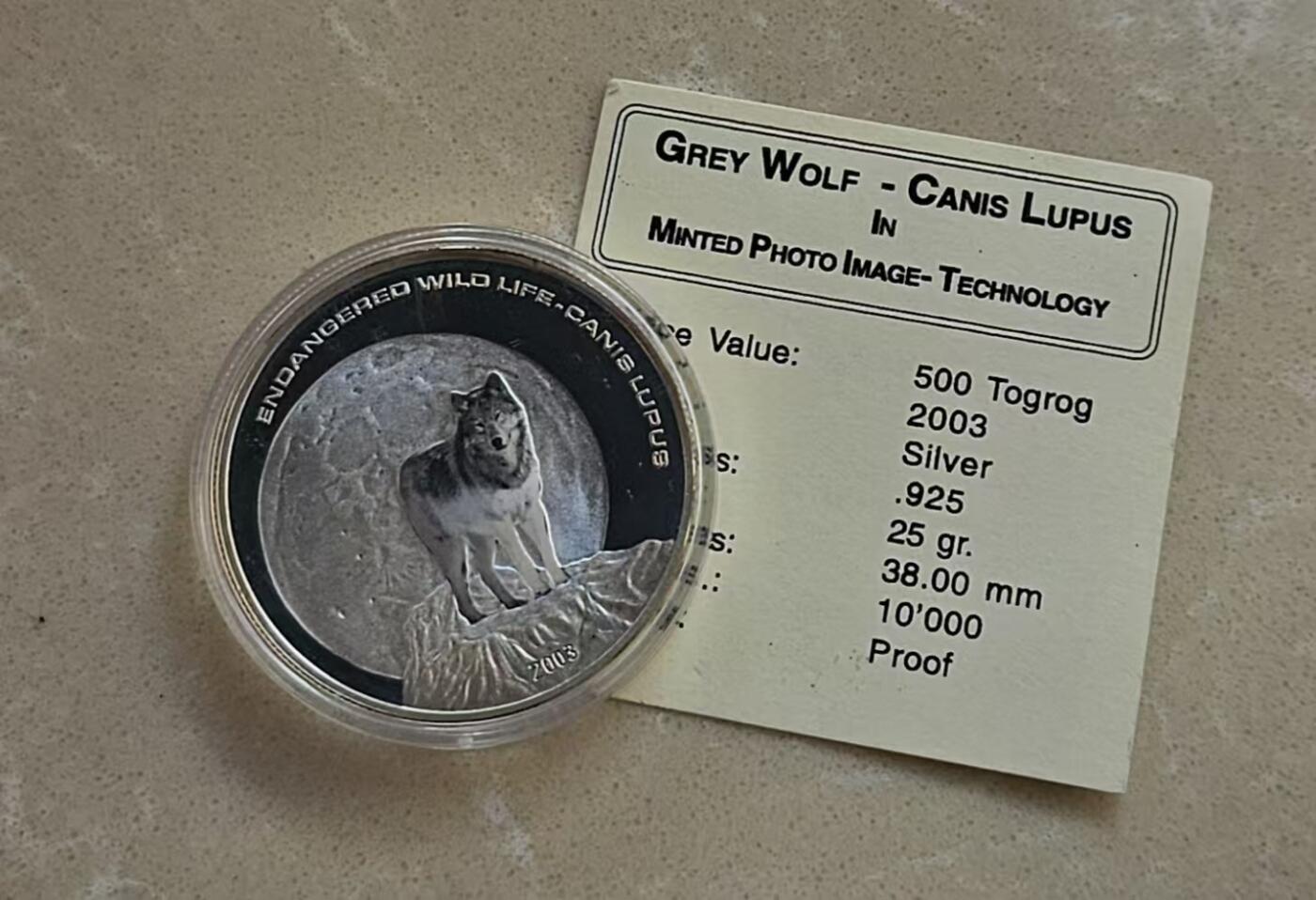 ❤️【币观天下】❤️ 第329期钱币拍卖- 2025.10.31周五晚上6点半场-长期征集拍品 蒙古2003年草原灰狼特效影像银币 面值500图，925银25克，直径38毫米，发行量10000枚，带证书。