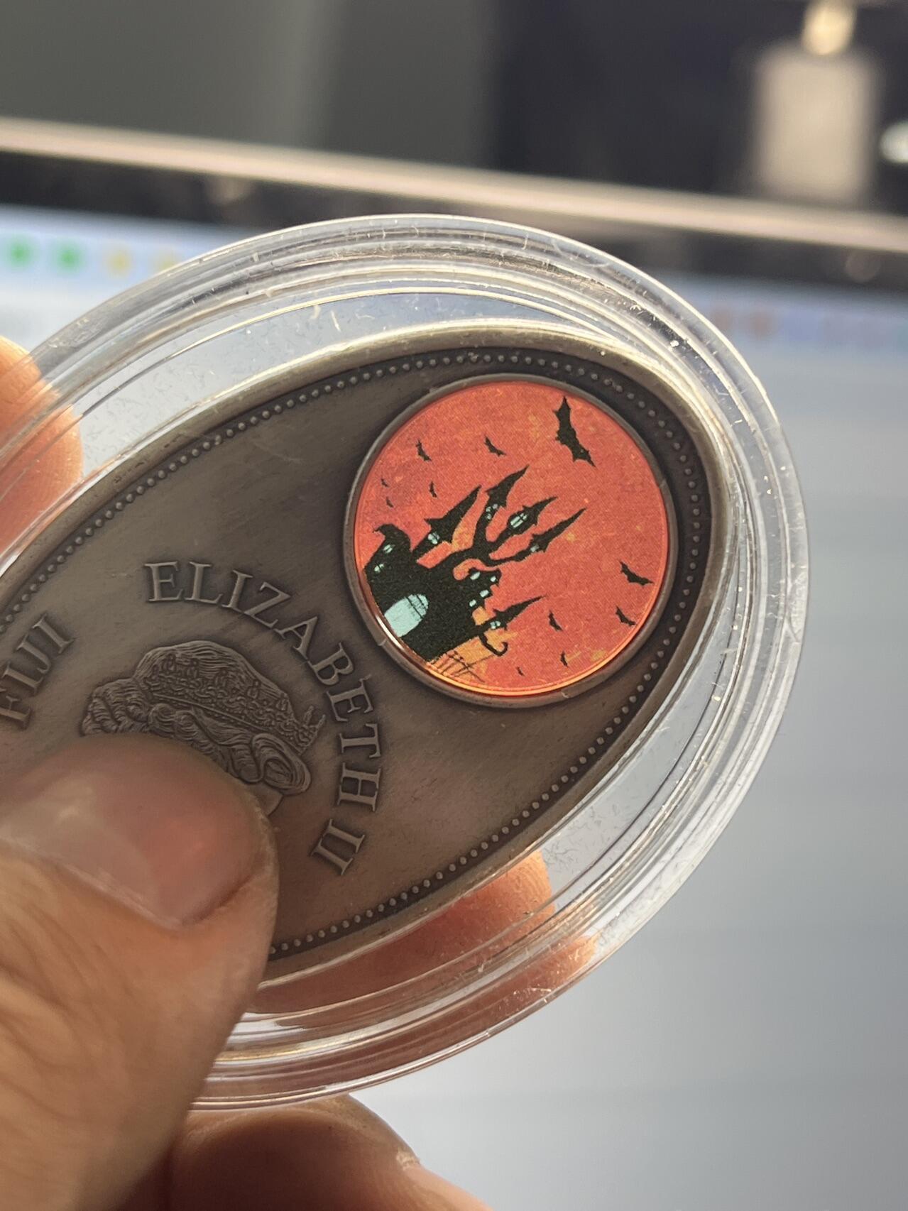 ❤️【币观天下】❤️ 第329期钱币拍卖- 2025.10.31周五晚上6点半场-长期征集拍品 原厂盒证少见品种淘宝没有搜索到的斐济2012年《吸血鬼》椭圆形仿古镂空镶嵌玻璃银币999银20克直径54X32毫米发行量仅1000枚