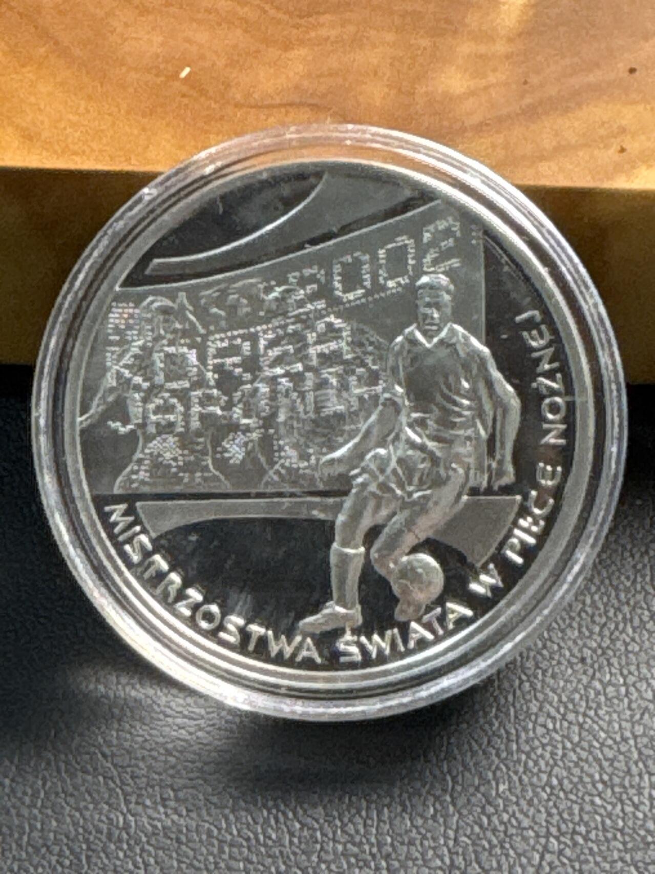 ❤️【币观天下】❤️ 第329期钱币拍卖- 2025.10.31周五晚上6点半场-长期征集拍品 原厂塑料圆盒（出厂无其他包装和证书）波兰2002年韩国-日本足球世界杯精制纪念银币925银/重14.14克/直径32毫米