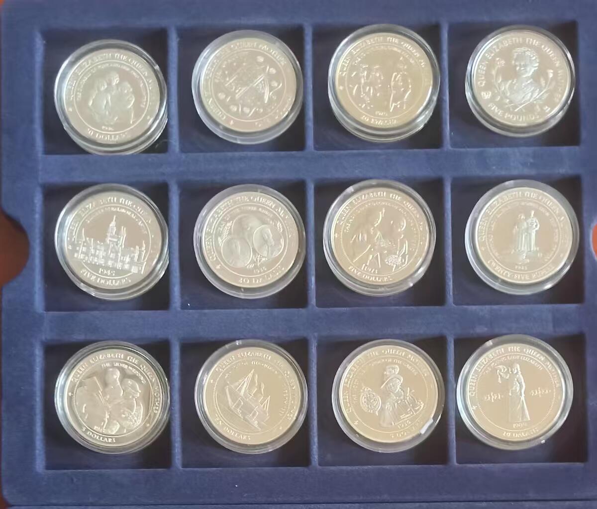 ❤️【币观天下】❤️ 第329期钱币拍卖- 2025.10.31周五晚上6点半场-长期征集拍品 1994--1999英联邦皇太后生平系列，展现了皇太后生平中重大历史时刻，皇太后幼年生活、与乔六婚姻瞬间、三王之年等。全是28.28克的大银币蓝色托盘仅供展示